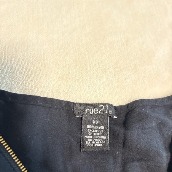 Black and gold romper with pockets - Picture 5 of 7